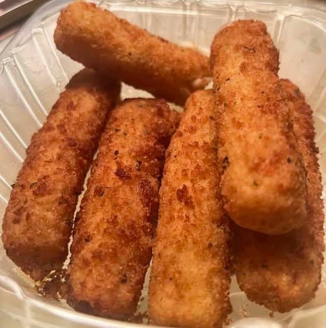 6 Piece Fried Mozzarella Sticks.